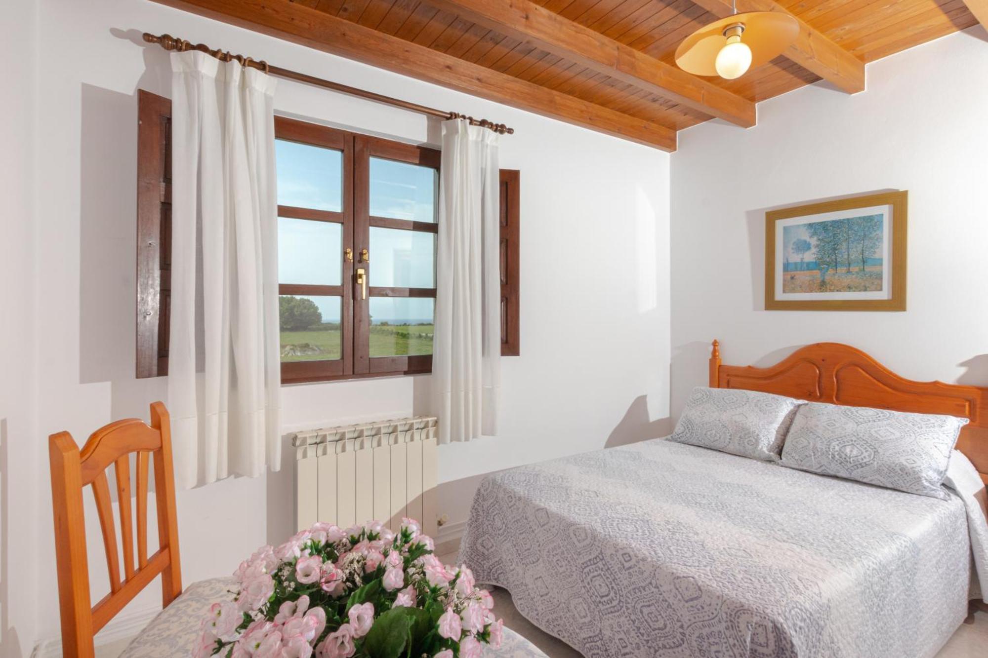 Apartamentos El Acebo Naves  Bilik gambar